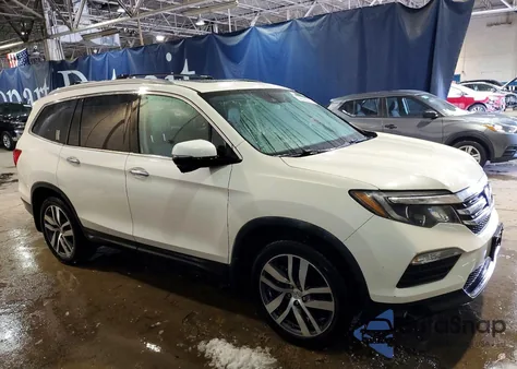 2017 Honda Pilot Touring z USA, uszkodzony, nr VIN 5FNYF6H91HB103755